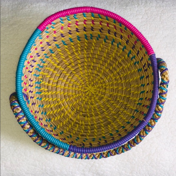 Round Basket with multicolor strings NWOT - Picture 6 of 6